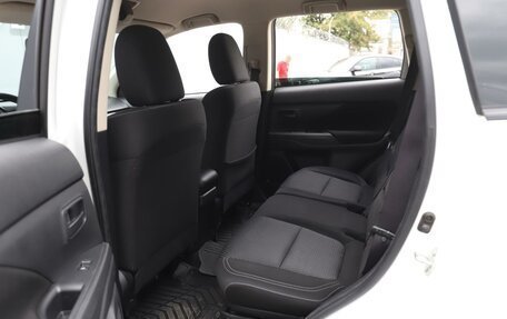 Mitsubishi Outlander III рестайлинг 3, 2019 год, 1 980 000 рублей, 11 фотография