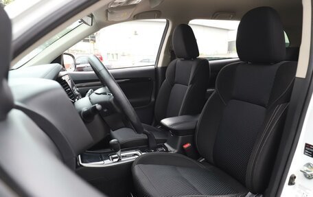 Mitsubishi Outlander III рестайлинг 3, 2019 год, 1 980 000 рублей, 10 фотография