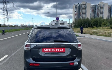 Mitsubishi Outlander III рестайлинг 3, 2013 год, 1 400 000 рублей, 7 фотография