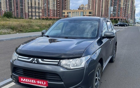 Mitsubishi Outlander III рестайлинг 3, 2013 год, 1 400 000 рублей, 2 фотография