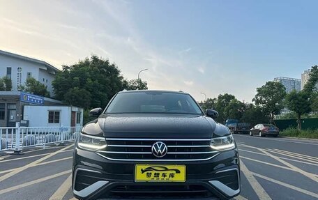 Volkswagen Tiguan II, 2022 год, 2 550 000 рублей, 2 фотография