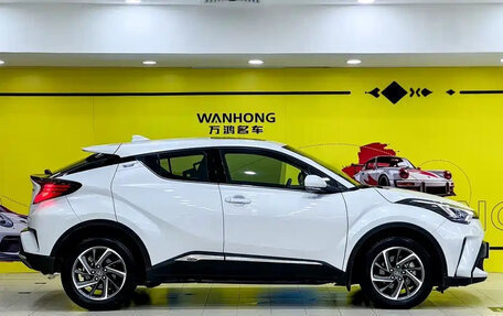 Toyota C-HR I рестайлинг, 2022 год, 1 860 000 рублей, 15 фотография