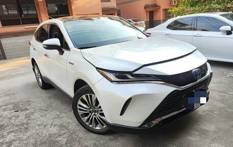 Toyota Harrier, 2022 год, 3 530 000 рублей, 2 фотография