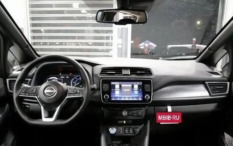 Nissan Leaf II, 2024 год, 2 500 000 рублей, 13 фотография