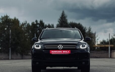 Volkswagen Touareg III, 2011 год, 1 900 000 рублей, 2 фотография