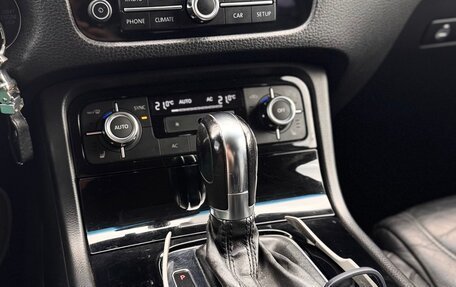 Volkswagen Touareg III, 2011 год, 1 900 000 рублей, 21 фотография