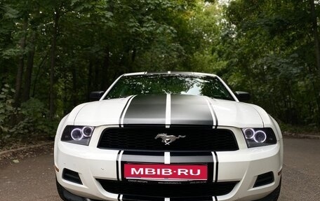 Ford Mustang VI рестайлинг, 2011 год, 1 980 000 рублей, 1 фотография