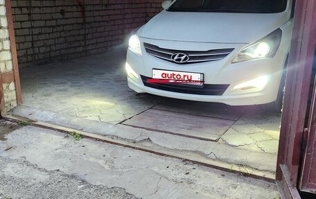 Hyundai Solaris II рестайлинг, 2015 год, 900 000 рублей, 2 фотография