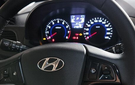 Hyundai Solaris II рестайлинг, 2015 год, 900 000 рублей, 13 фотография