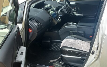 Toyota Prius Alpha I (ZVW40/41), 2018 год, 2 200 000 рублей, 14 фотография