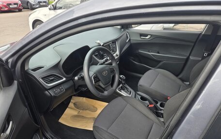 Hyundai Solaris II рестайлинг, 2017 год, 860 000 рублей, 2 фотография