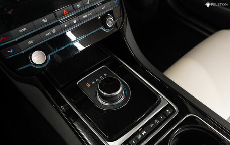 Jaguar XE I рестайлинг, 2016 год, 2 120 000 рублей, 17 фотография