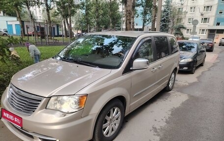 Chrysler Voyager IV, 2012 год, 2 000 000 рублей, 1 фотография
