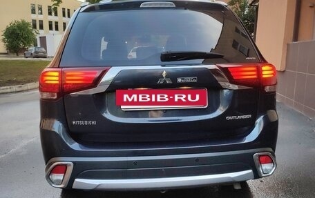 Mitsubishi Outlander III рестайлинг 3, 2018 год, 1 630 000 рублей, 8 фотография