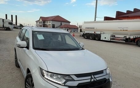 Mitsubishi Outlander III рестайлинг 3, 2022 год, 2 250 000 рублей, 1 фотография