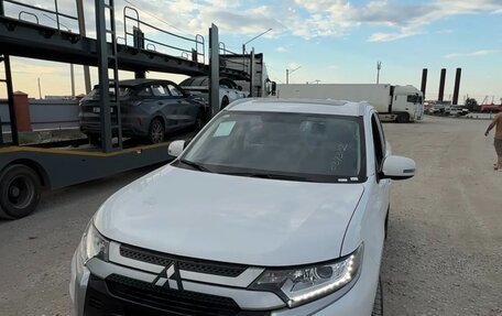 Mitsubishi Outlander III рестайлинг 3, 2022 год, 2 250 000 рублей, 4 фотография