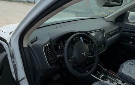 Mitsubishi Outlander III рестайлинг 3, 2022 год, 2 250 000 рублей, 5 фотография