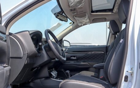 Mitsubishi Outlander III рестайлинг 3, 2022 год, 2 250 000 рублей, 12 фотография