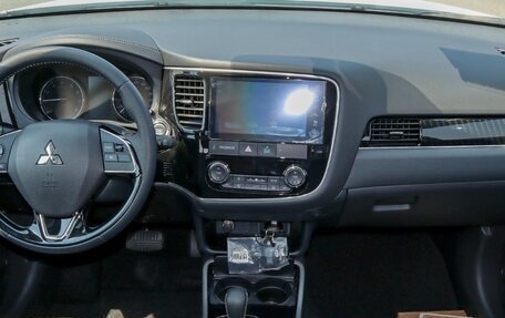 Mitsubishi Outlander III рестайлинг 3, 2022 год, 2 250 000 рублей, 7 фотография