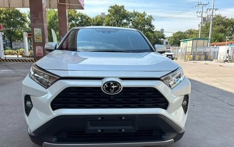 Toyota RAV4, 2021 год, 2 450 000 рублей, 2 фотография