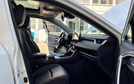 Toyota RAV4, 2021 год, 2 450 000 рублей, 15 фотография