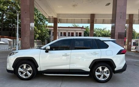 Toyota RAV4, 2021 год, 2 450 000 рублей, 4 фотография