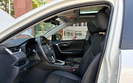 Toyota RAV4, 2021 год, 2 450 000 рублей, 10 фотография