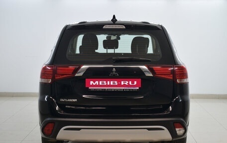 Mitsubishi Outlander III рестайлинг 3, 2021 год, 2 350 000 рублей, 3 фотография