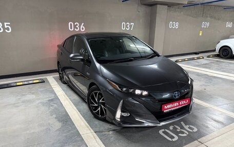Toyota Prius IV XW50, 2019 год, 2 490 000 рублей, 1 фотография