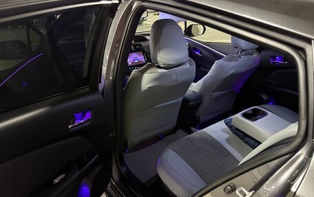 Toyota Prius IV XW50, 2019 год, 2 490 000 рублей, 5 фотография