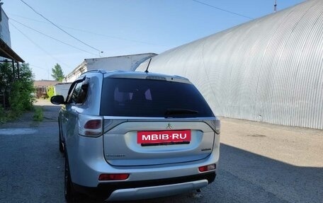 Mitsubishi Outlander III рестайлинг 3, 2014 год, 1 600 000 рублей, 9 фотография