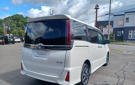 Toyota Noah III, 2021 год, 2 200 000 рублей, 5 фотография