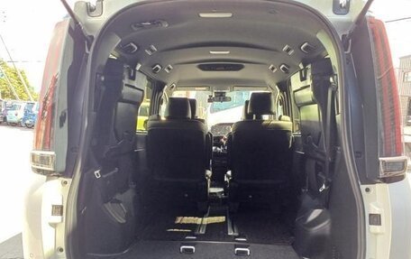 Toyota Noah III, 2021 год, 2 200 000 рублей, 24 фотография