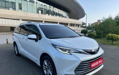 Toyota Sienna, 2021 год, 3 300 000 рублей, 1 фотография