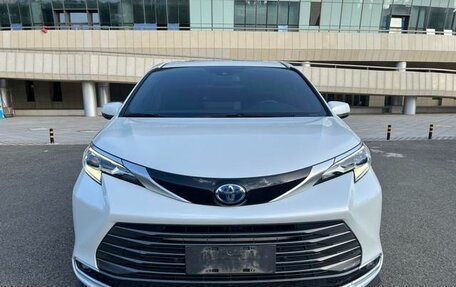 Toyota Sienna, 2021 год, 3 300 000 рублей, 2 фотография