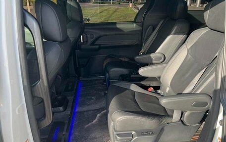 Toyota Sienna, 2021 год, 3 300 000 рублей, 10 фотография