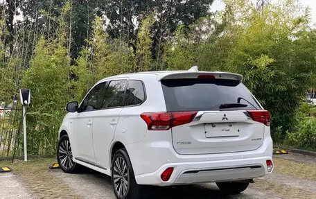Mitsubishi Outlander III рестайлинг 3, 2022 год, 2 134 000 рублей, 5 фотография