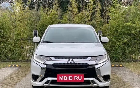 Mitsubishi Outlander III рестайлинг 3, 2022 год, 2 134 000 рублей, 2 фотография