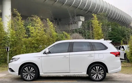 Mitsubishi Outlander III рестайлинг 3, 2022 год, 2 134 000 рублей, 8 фотография