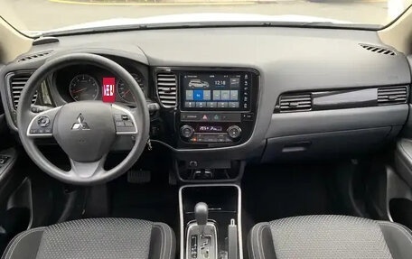 Mitsubishi Outlander III рестайлинг 3, 2022 год, 2 134 000 рублей, 9 фотография