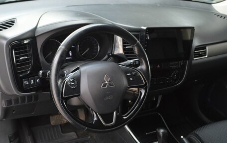Mitsubishi Outlander III рестайлинг 3, 2018 год, 1 949 000 рублей, 11 фотография