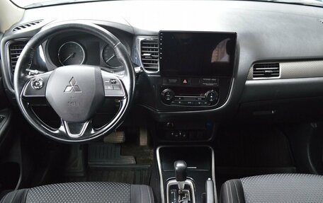 Mitsubishi Outlander III рестайлинг 3, 2018 год, 1 949 000 рублей, 12 фотография