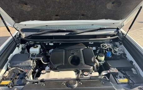 Toyota Land Cruiser Prado 150 рестайлинг 2, 2021 год, 3 950 000 рублей, 10 фотография