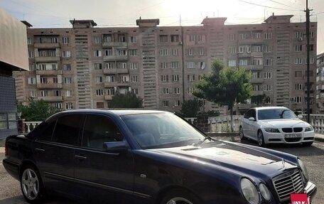 Mercedes-Benz E-Класс, 1998 год, 600 000 рублей, 3 фотография