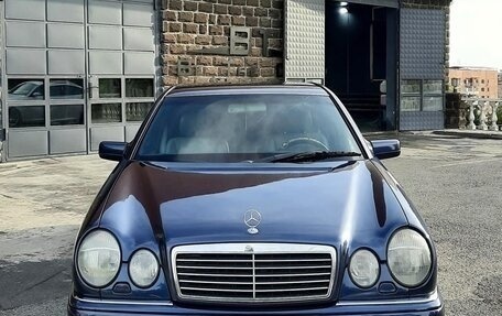 Mercedes-Benz E-Класс, 1998 год, 600 000 рублей, 2 фотография