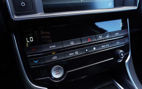 Jaguar XE I рестайлинг, 2015 год, 1 450 000 рублей, 15 фотография