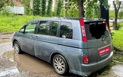 Toyota ISis I, 2004 год, 680 000 рублей, 1 фотография