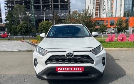 Toyota RAV4, 2020 год, 2 650 000 рублей, 2 фотография