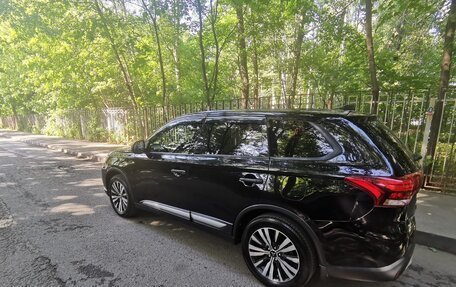 Mitsubishi Outlander III рестайлинг 3, 2018 год, 1 650 000 рублей, 4 фотография