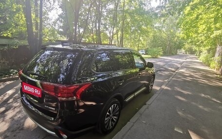 Mitsubishi Outlander III рестайлинг 3, 2018 год, 1 650 000 рублей, 2 фотография